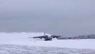 Ruskim pilotima ne smeta ni snežna pista: Prizemljili bez problema grdosiju od 50 metara