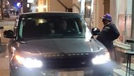 Parkirao svoj skupi "rendž rover" u Obrenovcu i blokirao celu ulicu: "Pešaci ne mogu da prođu"