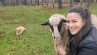 Prelepa glumica uzela mašinicu u ruke i šiša ovce: Marija je na selu pronašla svoj mir i sreću