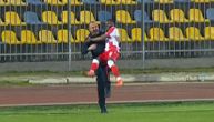 Dejan Stanković nosio Kangu u naručju kao malo dete: Hit scena na utakmici protiv TSC-a