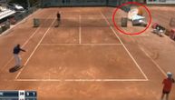 Umalo nesreća tokom meča srpskog tenisera: Vetar oduvao sudijsku stolicu, dečak je čudesno izbegao
