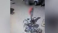 Čovek besramno krade torbu s bicikla usred bela dana u Šapcu, samo je čekao da mu svi okrenu leđa