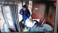Snimak napada suzavcem u autobusu GSP: Putnik prvo hteo da uđe u kabinu, vozač prevezen u Urgentni
