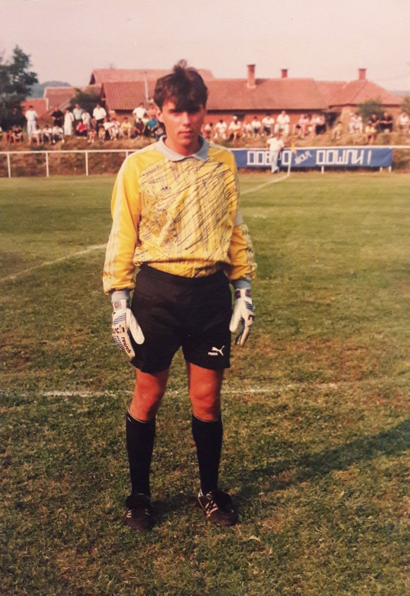 Prica O Najstarijem Golmanu U Srbiji Sa 53 Godine Se Zbog Korone Vratio Na Gol Kluba Iz Svog Sela Telegraf Rs