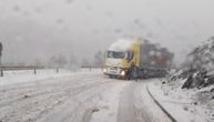 Sneg napravio kolaps kod Nove Varoši: Desetak šlepera u koloni, vozači ne mogu ni da mrdnu