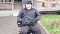 Pomoć za mladog Aleksandra koji boluje od specifične vrste paralize: Dobio je nova električna kolica