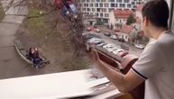 "Živela ljubav": Zaljubljeni par po kiši sedeo na klupi u parku, a onda se sa prozora začula gitara