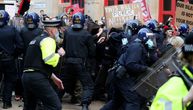 Vatrometi, baklje i vandalizam: Eskalirali protesti u Bristolu, veći broj policajaca povređen