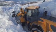 Put preko Golije ponovo neprohodan: Jak vetar pravi ogromne snežne nanose, mehanizacija na terenu