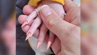 Majka uradila horor manikir bebi: Veštački nokti na dečjim prstićima podigli buru na mrežama