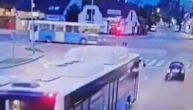 Vozač koji je u Novom Sadu prošao kroz crveno i izbegao sudar, na kraju se zakucao u znak: Čudom živ
