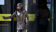 U dvorištu univerziteta postavljen spomenik Grete Tunberg vredan 28.000 evra, studenti negoduju