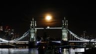 Žena pala s mosta u Londonu, dvojica muškaraca skočila u vodu da joj pomognu, jednom nije bilo spasa
