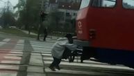 Dečak se "zakačio" za tramvaj i putuje Novim Beogradom: Snimljen u pokretu, spušta patike na asfalt