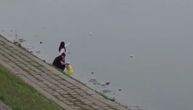 Snimak kako dvoje bacaju plastične flaše u Dunav uzburkao društvene mreže: "Tri pune kese boca"