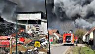 Stravični snimci požara u Inđiji: Gori 500 kvadrata, 2 osobe prebačene u Dom zdravlja zbog gušenja