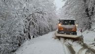 Kolaps na putevima zbog snega: U Dragačevu zastoj zbog udesa, kamion preprečio put