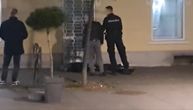 Grubo hapšenje u Zemunu: Očevici tvrde da je ovaj čovek naoružan nožem pokušao da opljačka kafić