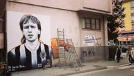 “Volimo te Bajro“: Čuveni fudbaler Partizana dobio mural u centru Brčkog