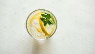 Da li je dozvoljeno piti vodu sa limunom za vreme autofagije? Evo šta kažu nutricionisti