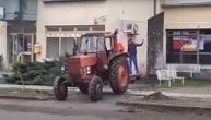 U Hrvatskoj traktorom rušili spomenik posvećen antifašizmu uz povike: "Evo vam četnici"