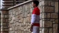 Novak snimljen kako meditira uz zid na ulicama Monte Karla