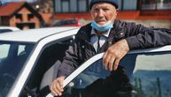 Deda Tika iz Ivanjice ima 94 godine i beli Mercedes, zdrav je k'o dren i upravo je produžio vozačku