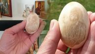 Koka kod Gnjilana snela "neobično jaje": Meštani na njemu vide lik svetitelja