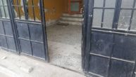 Polomljena stakla na vratima škole u Obiliću: Obijana više od 20 puta, u pogromu potpuno demolirana