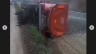 Prevrnuo se kamion na putu u Zemunu koji vodi preko pruge: Nije bilo vozila iz suprotnog pravca