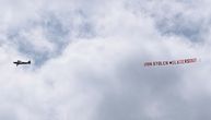 "Ukradene 2 milijarde, Glejzeri napolje": Avion iznad Lidsa nosi poruku gazdama Mančester junajteda