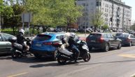 Novi snimak psa koji jezdi na motoru: Grli vlasnika i ludo se vozi ulicama Beograda