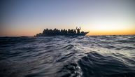 Brod sa 800 migranata uplovio u Siciliju: Biće prebačeni na druge brodove, mlađi u skloništa