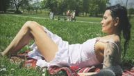 Elena Karić se sunča nasred Kalemegdana: Legla na travu, otkrila noge, ne mari za prolaznike