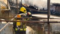 Požar u Jabučkom ritu: Radnik pao sa krova u pokušaju gašenja vatre
