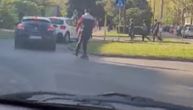 Nesmotrena vožnja skejtom u Subotici: Mladić vozi tik uz automobile, jedni ga napadaju, drugi brane