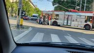 Motociklista (30) podleteo pod trolejbus usred Beograda: Prevežen u Urgentni centar