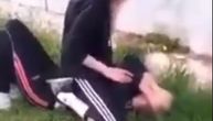 Užas u Jajcu: Učenica tukla i ponižavala vršnjakinju, sedela joj na grudima, druga deca sve snimala