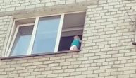 Za dlaku izbegnuta tragedija u ruskom gradu: Beba se "igra" na ivici prozora, roditelji bili pijani