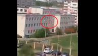 Deca iskaču kroz prozore, dok napadač puca. Neka su ostala na zemlji: Stravični snimak iz Rusije