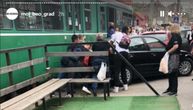 BMW parkiran posred tramvajskih šina potpuno blokirao saobraćaj: Besni građani izgurali auto