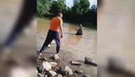 Neverovatne scene spasavanja: Radnici videli ženu kako pluta Moravom i odmah skočili u vodu za njom
