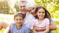 5 tipova baka i deka: Kako utiču na vaspitanje unuka i šta deca pamte iz druženja sa njima