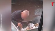 Ovako tužnu sliku Srbija još nije videla: Čovek stao pored kontejnera i polako jeo, snimali su ga