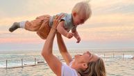Majka dubeći na glavi doji svog sina: Fotografija izazvala haos na društvenoj mreži, ko je u pravu?