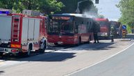 Goreo autobus kod pumpe na Banjici, zapalio se motor: Intervenisali vatrogasci, putnici evakuisani
