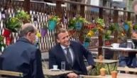Makron proslavio otvaranje restorana u Francuskoj: Sa premijerom popio kafu u bašti kafića