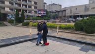 Romantična scena u centru Užica: Magdalena s dečkom šetala pored bilborda pa je usledilo iznenađenje