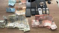 Dve akcije policije u Beogradu: Brojali kesice s heroinom i marihuanom, novac, i mobilne telefone
