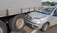 Stravične fotografije sudara automobila i kamiona na Ostružnici: Vozilo smrskano, povređena baka